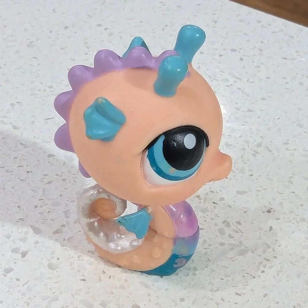 Hasbro Littlest Pet Shop Seahorse Peach Purple Teal Glitter Tail Figure #142